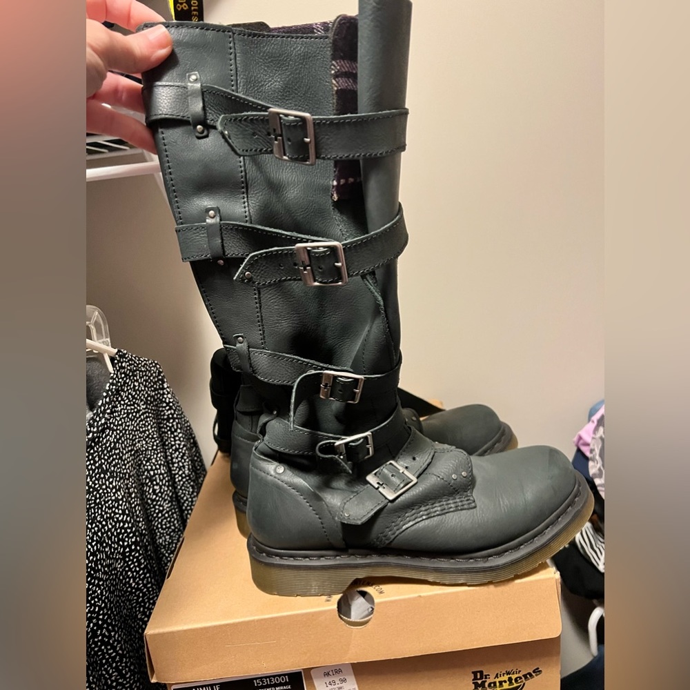 Cool boots. They zip up on interior side of leg. No Insoles as used my own